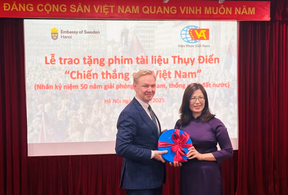Ông Oscar Staffas Edström, Trưởng Ban Thương mại và Xúc tiến, Đại sứ quán Thụy Điển, trao tặng bộ phim cho đại diện Viện phim Việt Nam. (Ảnh: Kim Lĩnh) Ông Oscar Staffas Edström, Trưởng Ban Thương mại và Xúc tiến, Đại sứ quán Thụy Điển, trao tặng bộ phim cho đại diện Viện phim Việt Nam. (Ảnh: Kim Lĩnh)