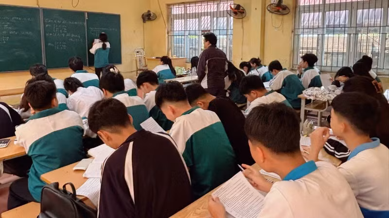 Học sinh lớp 12 Trường THPT Trần Quang Khải (huyện Khoái Châu, tỉnh Hưng Yên) đang ôn thi tốt nghiệp trung học phổ thông.