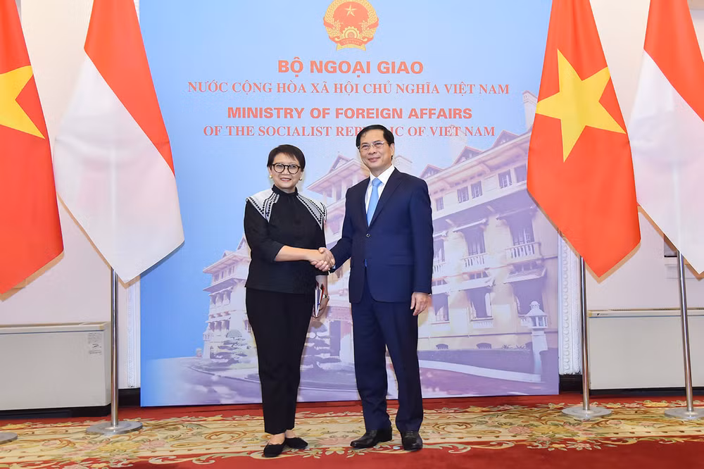 Bộ trưởng Ngoại giao Bùi Thanh Sơn và Bộ trưởng Ngoại giao Indonesia Retno Marsudi đồng chủ trì kỳ họp lần thứ 5 Ủy ban hợp tác song phương Việt Nam-Indonesia. (Ảnh: Bộ Ngoại giao)