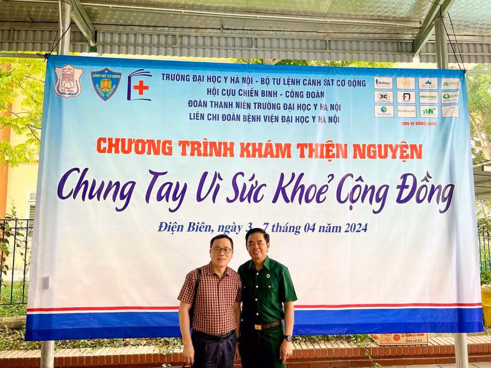 GS.TS Tạ Thành Văn, Bí thư Đảng ủy, Chủ tịch Hội đồng Trường Đại học Y Hà Nội và PGS.TS Nguyễn Minh Sơn, nguyên Chủ tịch Hội Cựu chiến binh Trường Đại học Y Hà Nội, cựu chiến binh mặt trận Miền Đông Nam Bộ chụp ảnh lưu niệm trong hành trình thiện nguyện tại Điện Biên. GS.TS Tạ Thành Văn, Bí thư Đảng ủy, Chủ tịch Hội đồng Trường Đại học Y Hà Nội và PGS.TS Nguyễn Minh Sơn, nguyên Chủ tịch Hội Cựu chiến binh Trường Đại học Y Hà Nội, cựu chiến binh mặt trận Miền Đông Nam Bộ chụp ảnh lưu niệm trong hành trình thiện nguyện tại Điện Biên.