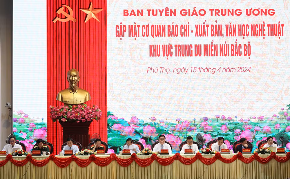 Đồng chí Nguyễn Trọng Nghĩa và các đại biểu chủ trì buổi gặp mặt.