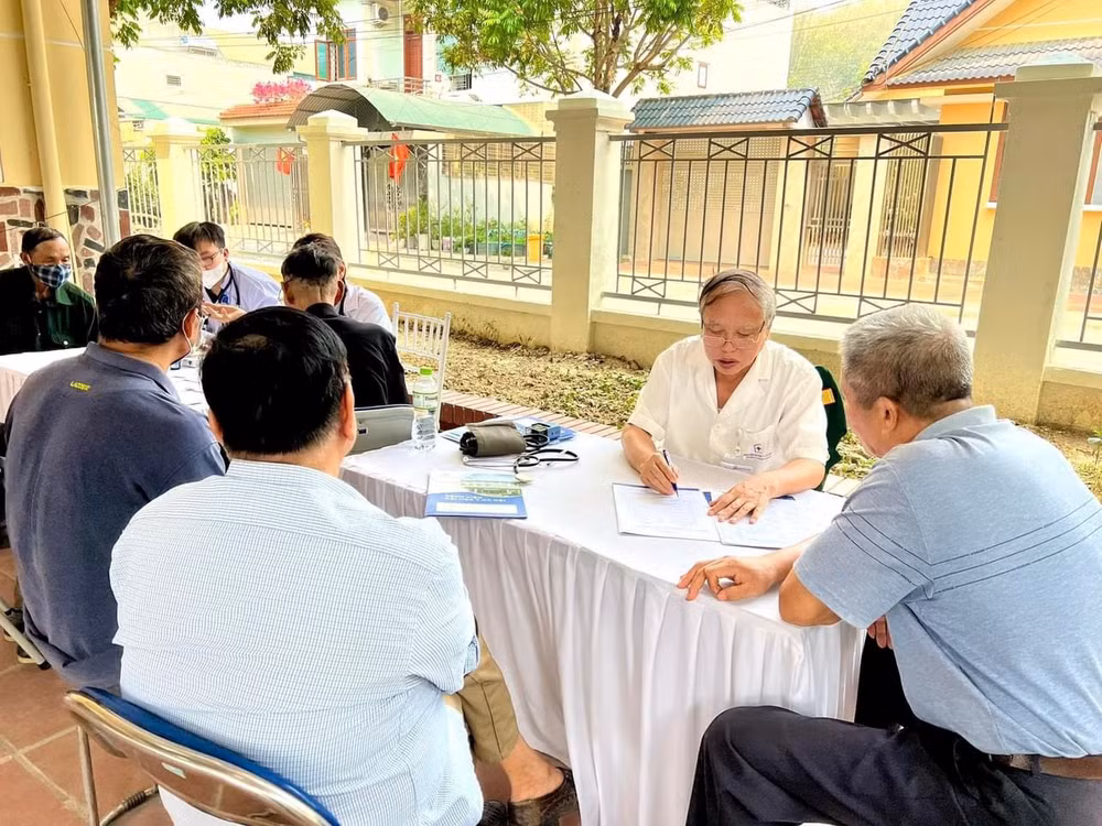 PGS.TS. Nguyễn Công Hoan, Phó Chủ tịch Hội Cựu chiến binh trường Đại học Y Hà Nội, cựu chiến binh mặt trận Vị Xuyên, nguyên trưởng khoa khám bệnh Bệnh viện Đại học Y Hà Nội thăm khám cho các cựu chiến binh trong chương trình. PGS.TS. Nguyễn Công Hoan, Phó Chủ tịch Hội Cựu chiến binh trường Đại học Y Hà Nội, cựu chiến binh mặt trận Vị Xuyên, nguyên trưởng khoa khám bệnh Bệnh viện Đại học Y Hà Nội thăm khám cho các cựu chiến binh trong chương trình.