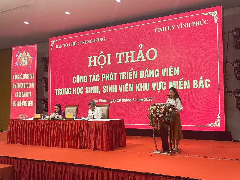 Đồng chí Bùi Thị Hà Giang, Bí thư Đoàn trường Đại học sư phạm Hà Nội phát biểu ý kiến.