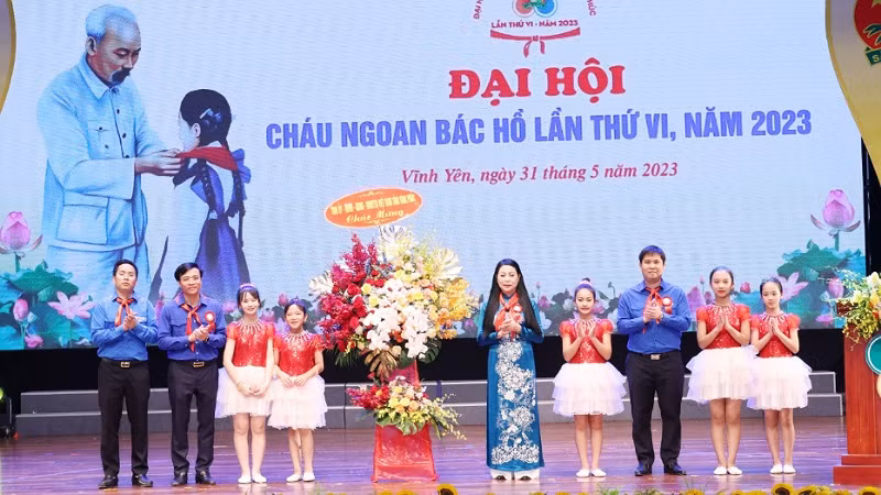 Đồng chí Bí thư Tỉnh ủy tặng hoa chúc mừng đại hội. Đồng chí Bí thư Tỉnh ủy tặng hoa chúc mừng đại hội.