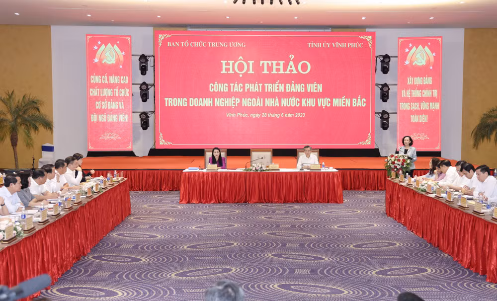 Toàn cảnh hội thảo phát triển đảng viên trong doanh nghiệp ngoài nhà nước.