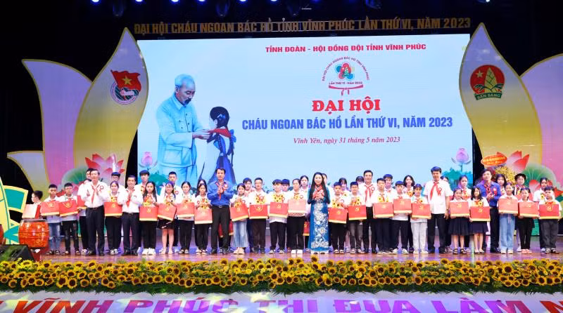 Lãnh đạo tỉnh và Trung ương Đoàn tặng giấy khen cho các đại biểu "Cháu ngoan Bác Hồ" tiêu biểu.