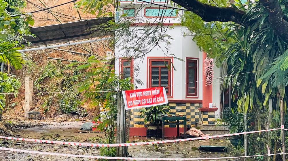 Một khu vực bị sạt lở phải di dời dân khẩn cấp tại xã Hán Đà, huyện Yên Bình. (Ảnh: THANH SƠN)