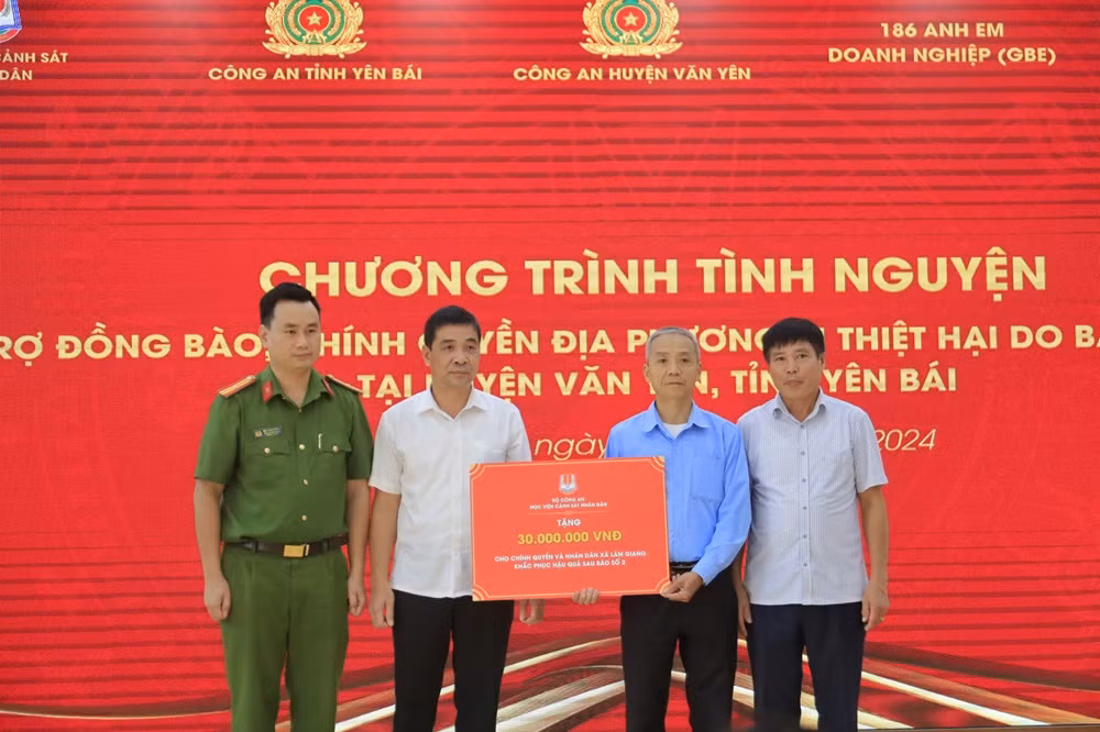 Đoàn hỗ trợ 30 triệu đồng cho nhân dân xã Lâm Giang, huyện Văn Yên.(Ảnh: THANH SƠN)