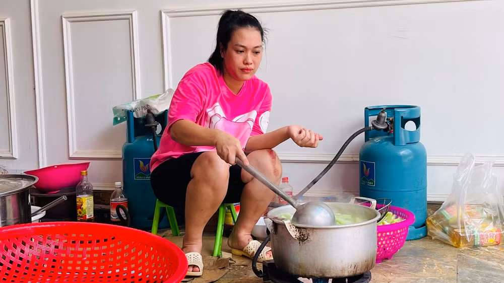 Chị Bùi Thị Lan tham gia nấu ăn do có kinh nghiệm làm bếp trưởng. (Ảnh: THANH SƠN) Chị Bùi Thị Lan tham gia nấu ăn do có kinh nghiệm làm bếp trưởng. (Ảnh: THANH SƠN)