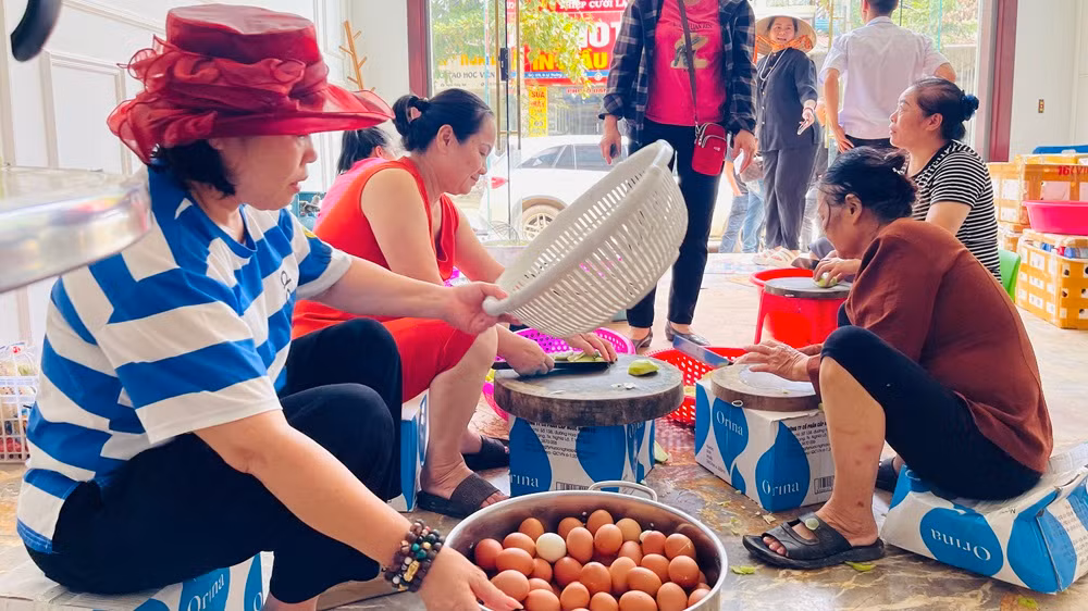 Nhiều hộ dân đến hỗ trợ bếp ăn "Không đồng". (Ảnh: THANH SƠN) Nhiều hộ dân đến hỗ trợ bếp ăn "Không đồng". (Ảnh: THANH SƠN)