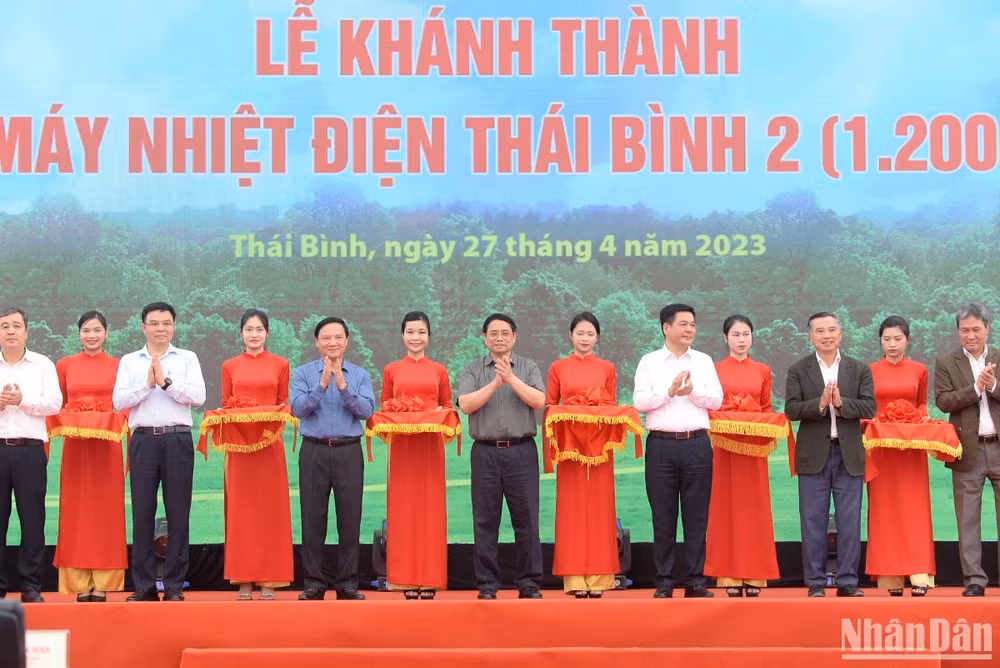 Thủ tướng Phạm Minh Chính và các đồng chí lãnh đạo thực hiện nghi thức cắt băng khánh thành Nhà máy Nhiệt điện Thái Bình 2. Thủ tướng Phạm Minh Chính và các đồng chí lãnh đạo thực hiện nghi thức cắt băng khánh thành Nhà máy Nhiệt điện Thái Bình 2.