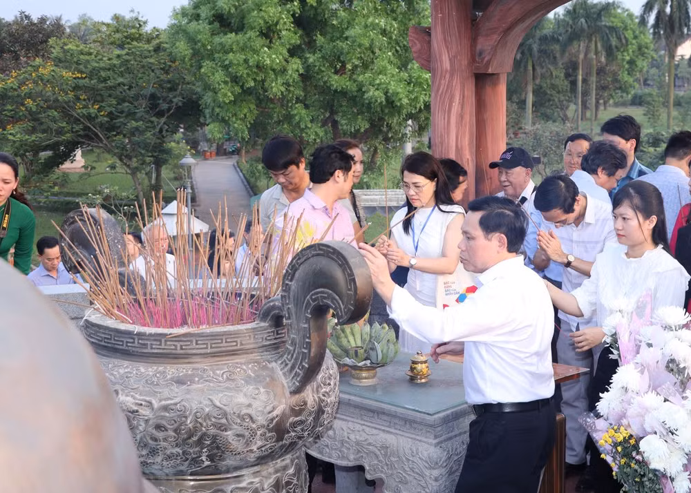 Đoàn đại biểu dâng hương tại Đài tưởng niệm Di tích lịch sử quốc gia đặc biệt Thành cổ Quảng Trị. Đoàn đại biểu dâng hương tại Đài tưởng niệm Di tích lịch sử quốc gia đặc biệt Thành cổ Quảng Trị.