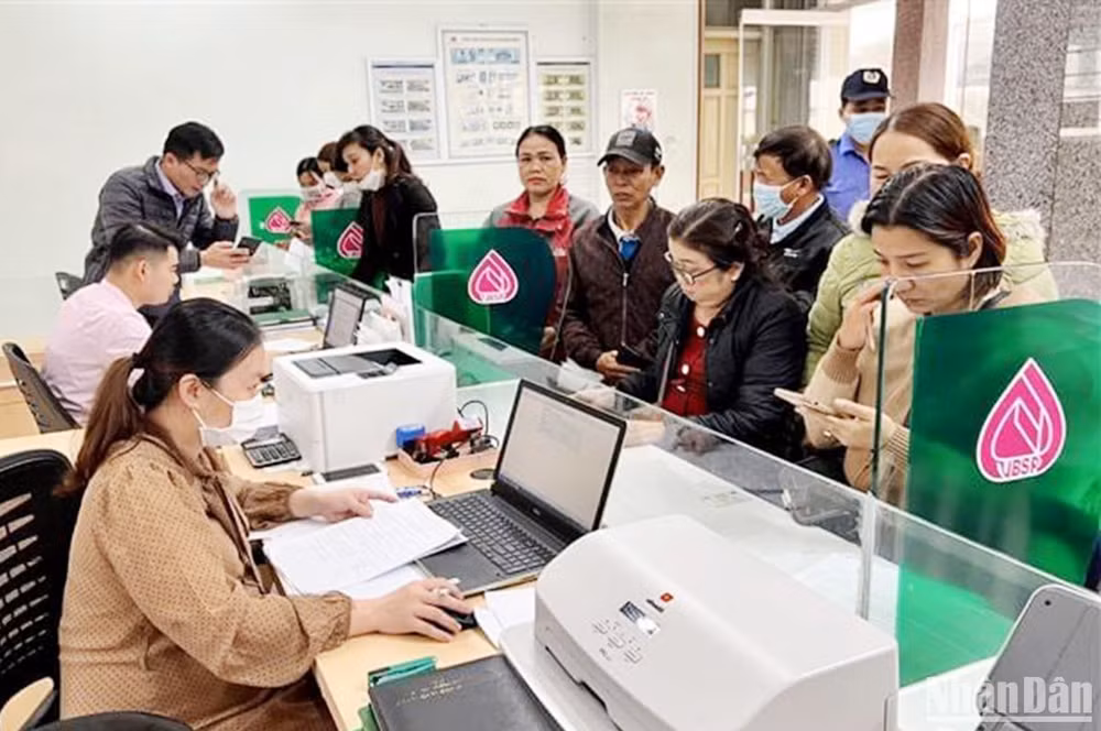 Khách hàng được cán bộ Phòng Giao dịch ngân hàng chính sách xã hội huyện Hướng Hóa hỗ trợ cài đặt ứng dụng VBSP Smart Banking. Khách hàng được cán bộ Phòng Giao dịch ngân hàng chính sách xã hội huyện Hướng Hóa hỗ trợ cài đặt ứng dụng VBSP Smart Banking.
