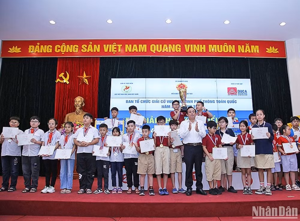 Ban tổ chức trao Cúp vô địch cấp tiểu học tặng các kỳ thủ xuất sắc tại buổi lễ. 