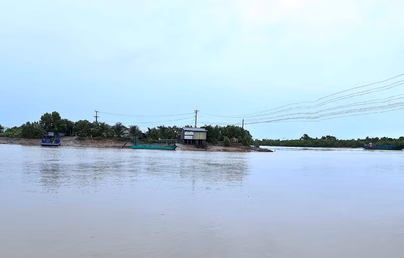Vùng sông nước Cà Mau nước sâu và chảy xiết, rất nguy hiểm khi di chuyển trên sông, đặc biệt vào lúc đêm tối.
