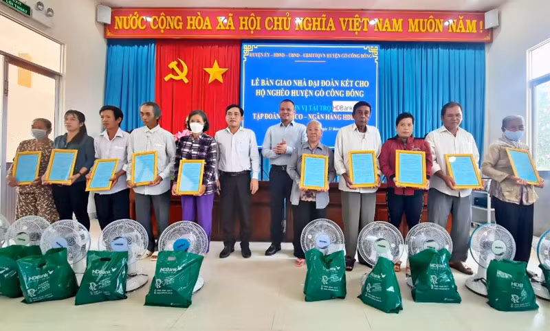 HDBank tặng 30 căn nhà Đại đoàn kết cho tỉnh Tiền Giang 