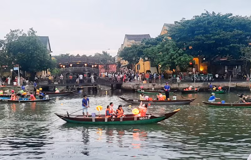 Chương trình nghệ thuật “Đêm Hoài Giang” thu hút đông đảo người dân, du khách. Chương trình nghệ thuật “Đêm Hoài Giang” thu hút đông đảo người dân, du khách.