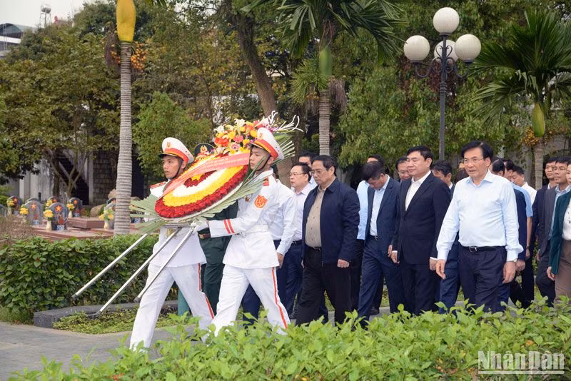 Thủ tướng Phạm Minh Chính và Đoàn công tác dâng hương, dâng hoa tưởng niệm các Anh hùng liệt sĩ tại Nghĩa trang liệt sĩ quốc gia A1. Thủ tướng Phạm Minh Chính và Đoàn công tác dâng hương, dâng hoa tưởng niệm các Anh hùng liệt sĩ tại Nghĩa trang liệt sĩ quốc gia A1.