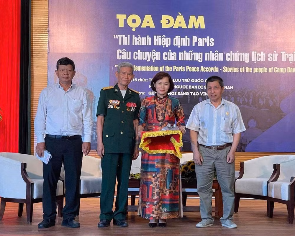 Đại diện thân nhân cựu chiến binh trao tặng kỷ vật cho Trung tâm Lưu trữ quốc gia III.