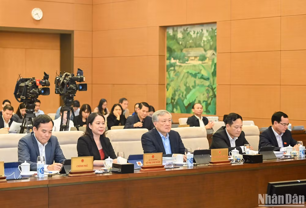 Chánh án Tòa án Nhân dân tối cao Nguyễn Hòa Bình, Phó Chủ tịch nước Võ Thị Ánh Xuân, Phó Thủ tướng Chính phủ Trần Lưu Quang và các đại biểu dự phiên họp.