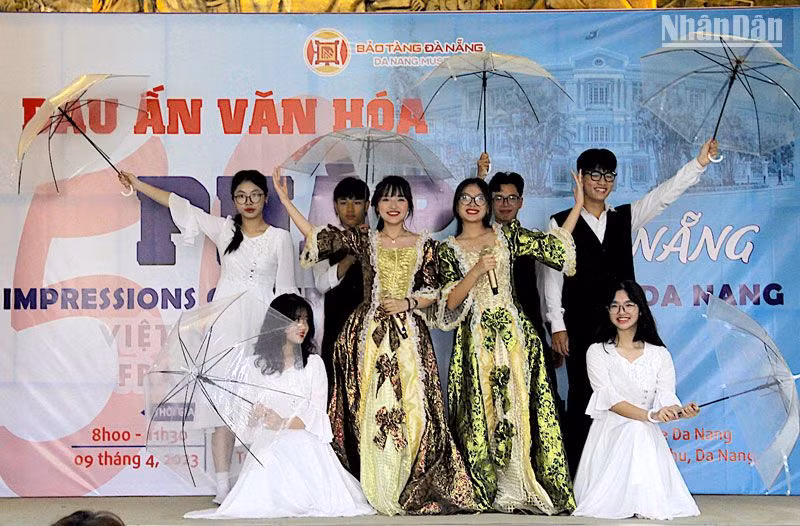 Tiết mục văn nghệ của học sinh Trường THPT Hoàng Hoa Thám tại chương trình.