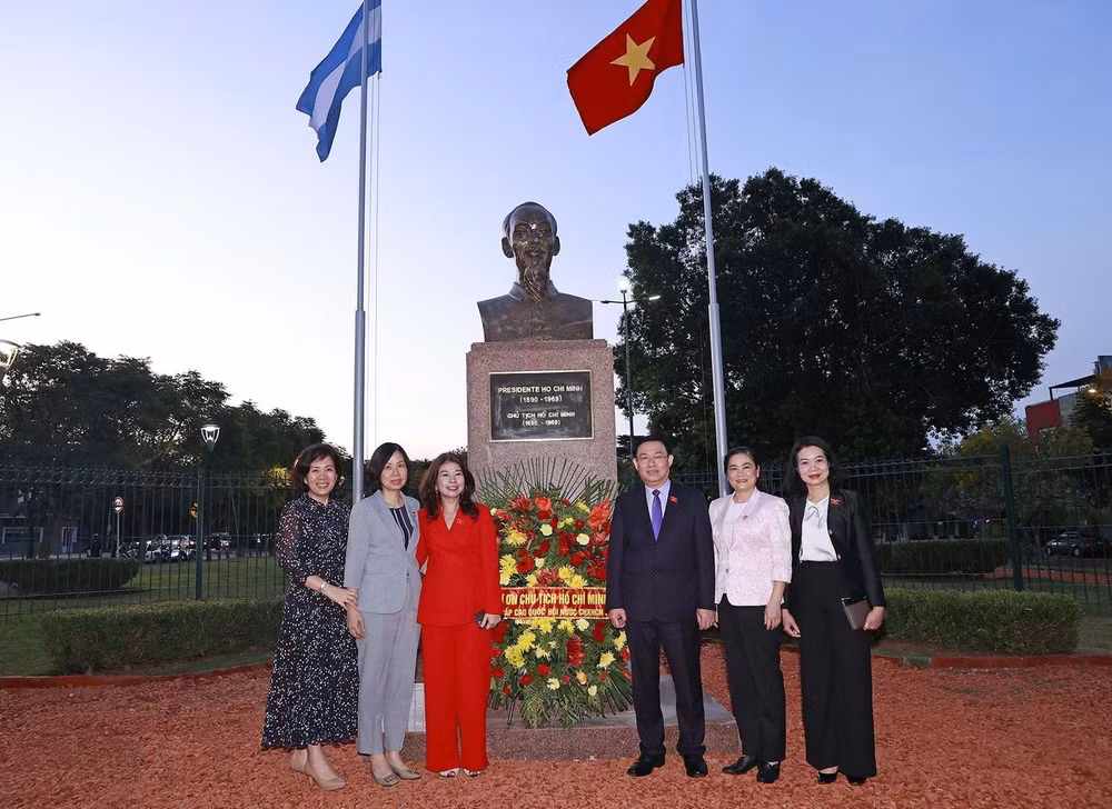Chủ tịch Quốc hội Vương Đình Huệ và đại biểu chụp ảnh lưu niệm tại Tượng đài Chủ tịch Hồ Chí Minh.