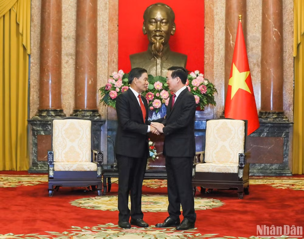Chủ tịch nước Võ Văn Thưởng và Chủ tịch Ủy ban Trung ương Mặt trận Lào xây dựng đất nước Sinlavong Khoutphaythoune tại buổi tiếp.