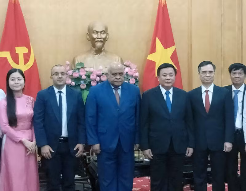 Đồng chí Nguyễn Xuân Thắng, Đại sứ đặc mệnh toàn quyền Cuba tại Việt Nam và các đại biểu chụp ảnh chung.