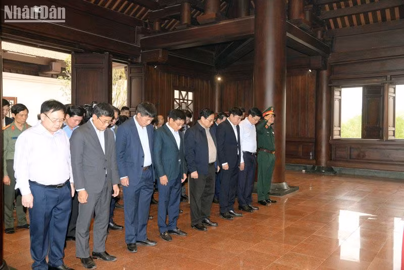 Thủ tướng Phạm Minh Chính và các đoàn công tác kính cẩn trước anh linh các Anh hùng liệt sĩ ở Đền thờ Liệt sĩ tại chiến trường Điện Biên Phủ. Thủ tướng Phạm Minh Chính và các đoàn công tác kính cẩn trước anh linh các Anh hùng liệt sĩ ở Đền thờ Liệt sĩ tại chiến trường Điện Biên Phủ.