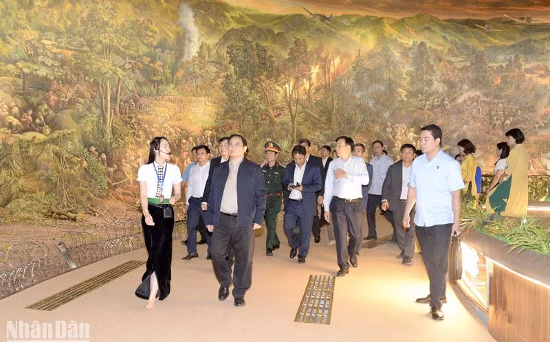 Thủ tướng Phạm Minh Chính tham quan, nghe giới thiệu về bức tranh panorama "Chiến dịch Điện Biên Phủ" tại Bảo tàng Chiến thắng Điện Biên Phủ. Thủ tướng Phạm Minh Chính tham quan, nghe giới thiệu về bức tranh panorama "Chiến dịch Điện Biên Phủ" tại Bảo tàng Chiến thắng Điện Biên Phủ.