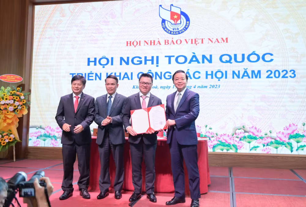 Phó Thủ tướng Trần Hồng Hà trao quyết định phê duyệt điều lệ Hội Nhà báo Việt Nam. (Ảnh: SƠN HẢI) 