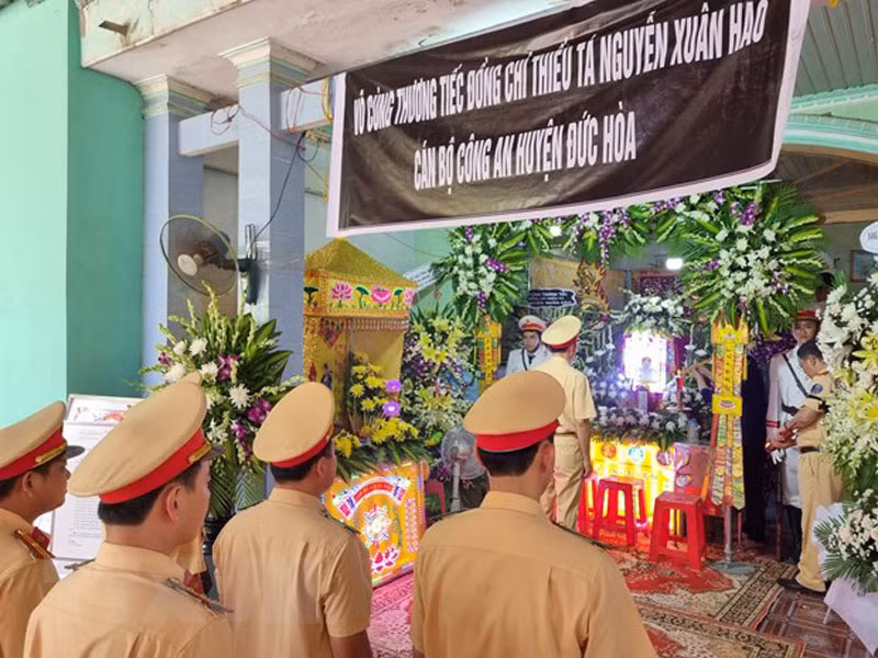 Đoàn công tác Cục Cảnh sát giao thông viếng Thiếu tá Nguyễn Xuân Hào. 