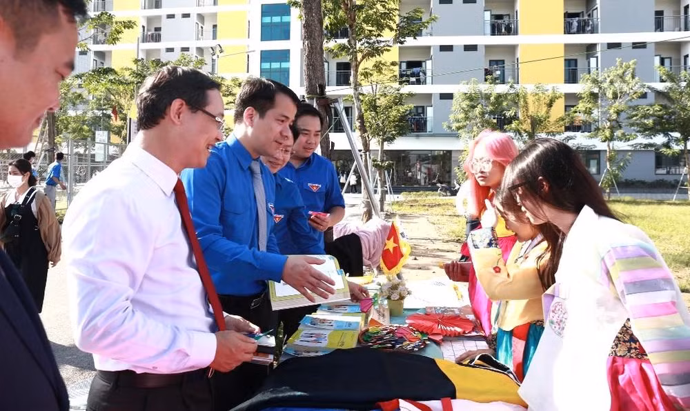 Đại diện lãnh đạo các ban, bộ, ngành, đơn vị tham quan khu vực gian hàng tuyển dụng, hướng nghiệp tại Ngày hội.