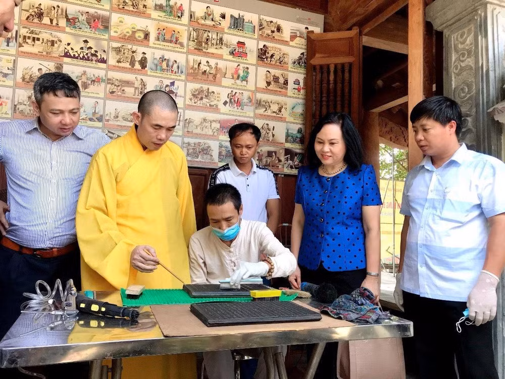 Cán bộ Trung tâm Lưu trữ quốc gia IV hỗ trợ chùa Vĩnh Nghiêm (Bắc Giang) bảo quản Mộc bản cổ tại đây. Ảnh: NVCC Cán bộ Trung tâm Lưu trữ quốc gia IV hỗ trợ chùa Vĩnh Nghiêm (Bắc Giang) bảo quản Mộc bản cổ tại đây. Ảnh: NVCC