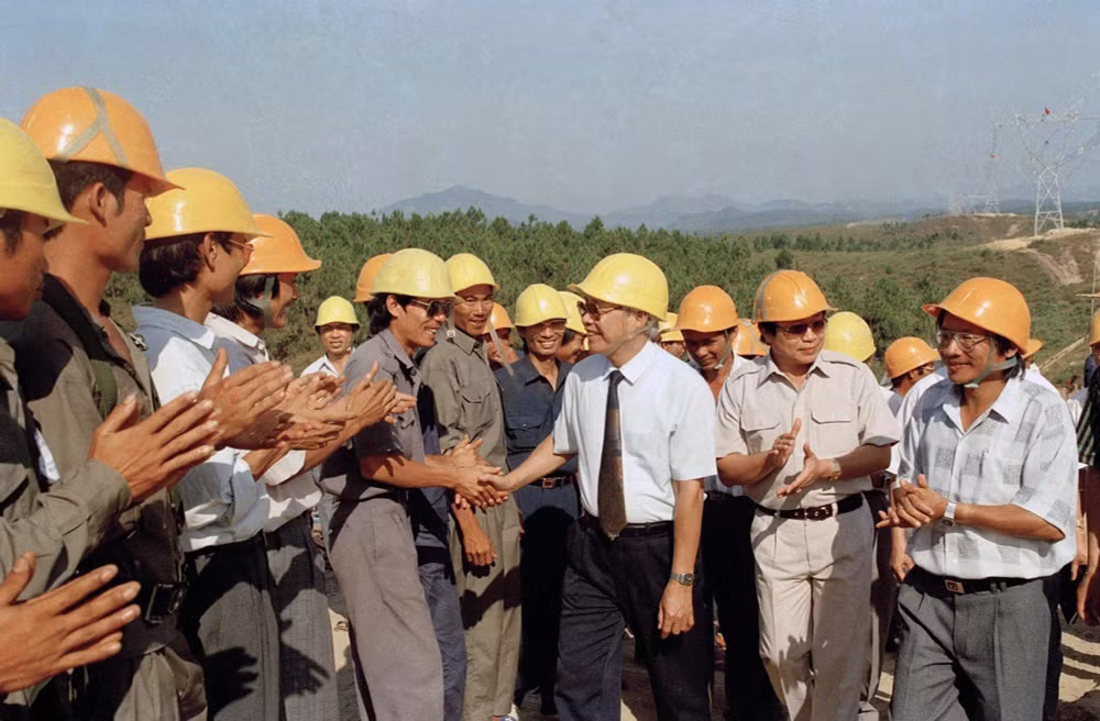 Thủ tướng Võ Văn Kiệt thăm cán bộ, công nhân Công ty Xây lắp điện 3 đang thi công tuyến đường dây 500kV Hà Tĩnh - Đắc Glei, tháng 5/1993. Ảnh: Minh Đạo
