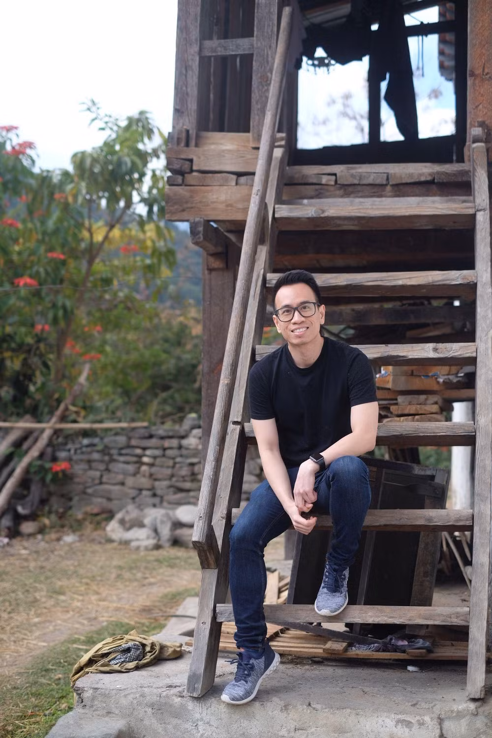Ace Lê tốt nghiệp bậc Thạc sĩ ngành Nghiên cứu bảo tàng và Thực hành giám tuyển tại Trường đại học Công nghệ Nanyang (Nanyang Technological University) năm 2020. Một số triển lãm gần đây do Ace Lê làm giám tuyển là Phổ hiếu kỳ, giới thiệu 46 bộ/ tác phẩm đơn lẻ của 26 nghệ sĩ đương đại tên tuổi, trong đó phần lớn là người Việt Nam, được trưng bày đồng thời tại hai trường phổ thông quốc tế ở TP Hồ Chí Minh, kéo dài từ tháng 5 đến tháng 12/2022; Hồn xưa bến lạ, giới thiệu sáng tác của một số họa sĩ thời kỳ Mỹ thuật Đông Dương, tháng 7/2022 tại TP Hồ Chí Minh.