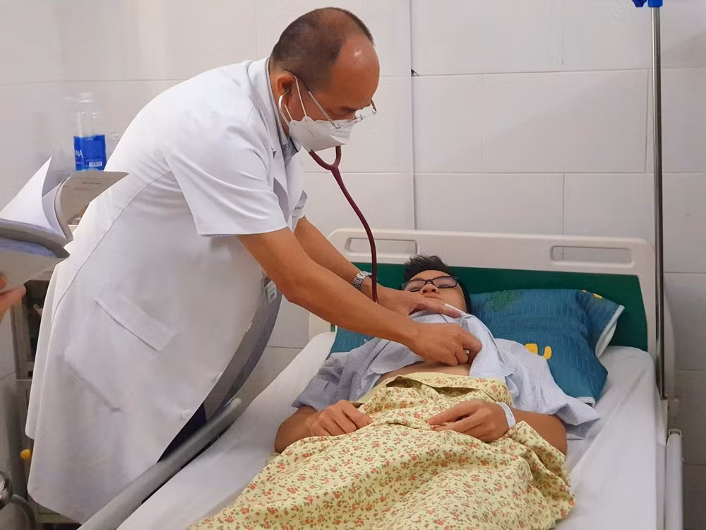 Bác sĩ của Trung tâm Bệnh nhiệt đới, Bệnh viện Bạch Mai thăm khám cho bệnh nhân. Ảnh: BVBM