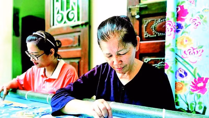 Các sản phẩm thêu ren Văn Lâm ngày càng được đổi mới, đáp ứng thị hiếu của du khách. (Ảnh SỞ DU LỊCH NINH BÌNH)