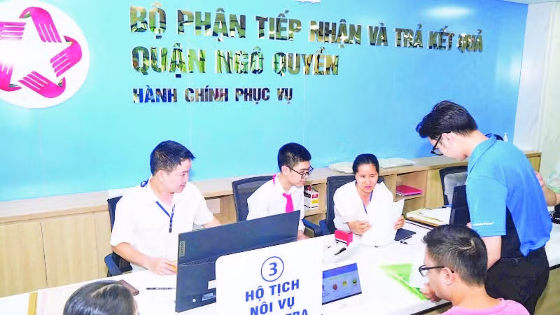 Học sinh Trường trung học cơ sở An Đà trải nghiệm tại Bộ phận “một cửa” quận Ngô Quyền (Hải Phòng).