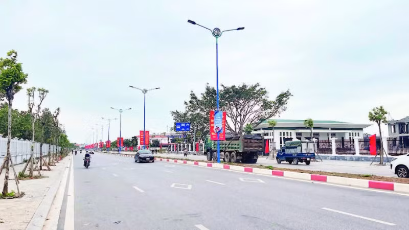 Tuyến đường đôi mới mở, thay thế con đường cũ chật hẹp trên địa bàn phường Tứ Minh góp phần làm đẹp đô thị và thúc đẩy kinh tế phát triển.