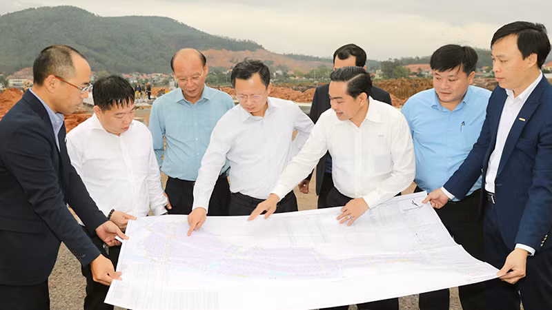 Lãnh đạo tỉnh Quảng Ninh kiểm tra và tháo gỡ khó khăn cho các dự án trên địa bàn.