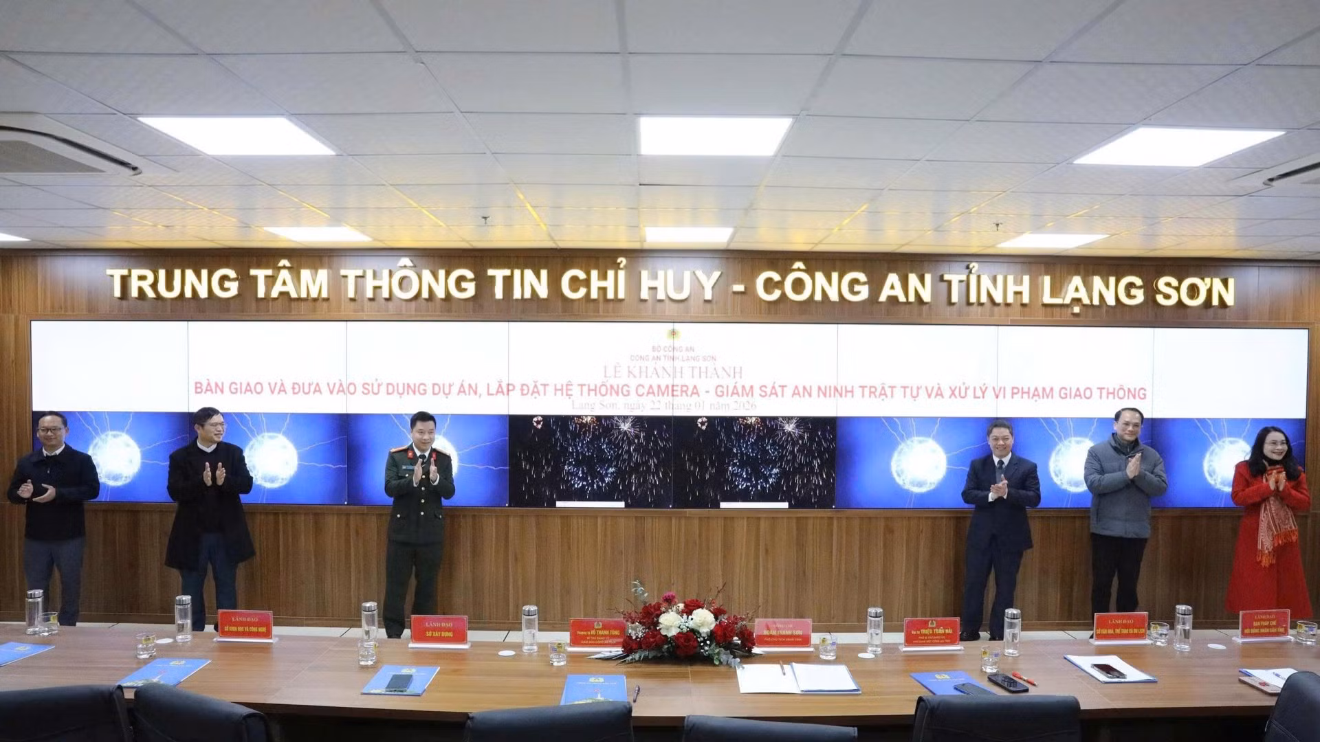 Các đại biểu thực hiện nghi thức và chúc mừng Công an tỉnh Lạng Sơn khánh thành dự án.
