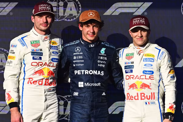 Kimi Antonelli (giữa) vượt qua Max Verstappen và Isack Hadjar. (Ảnh: F1)