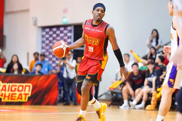 Brandis Raley-Ross xử lý đẳng cấp ở những tình huống quan trọng giúp Saigon Heat chiếm thế thượng phong ở quãng cuối. (Ảnh: VBA)