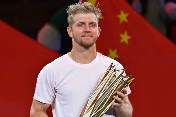 Tay vợt Alejandro Davidovich Fokina cùng chiếc cúp vô địch Shanghai Masters 2026. (Ảnh: ATP)