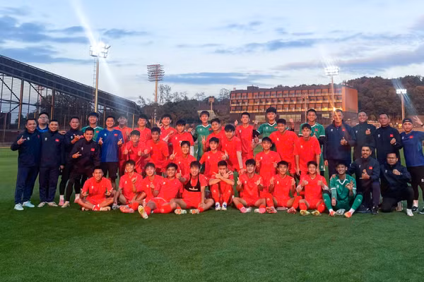 Ban huấn luyện cùng các tuyển thủ U17 Việt Nam. (Ảnh: VFF)
