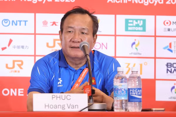 Huấn luyện viên Hoàng Văn Phúc tại buổi họp báo sau trận hòa 0-0 trước đội tuyển nữ Thái Lan. (Ảnh: VFF)