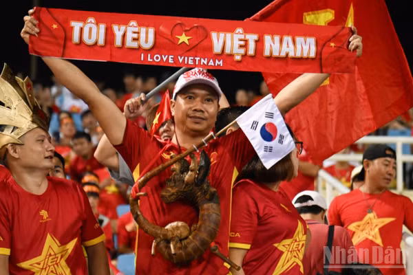 Người hâm mộ đổ về Sân vận động quốc gia Mỹ Đình từ sớm, tạo nên không khí sôi động trước trận bán kết lượt về ASEAN Cup 2026.
