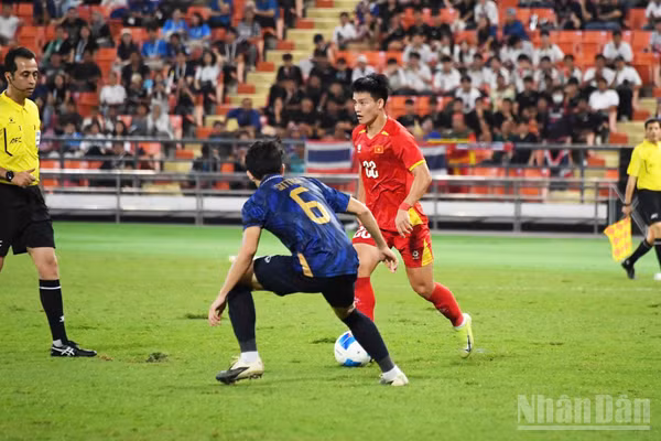 Thanh Nhàn ghi bàn thắng ấn định chiến thắng cho U22 Việt Nam. (Ảnh: XUÂN SƠN)