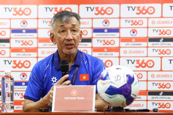 Huấn luyện viên Yutaka Ikeuchi tại buổi họp báo sau trận đấu. (Ảnh: VFF)